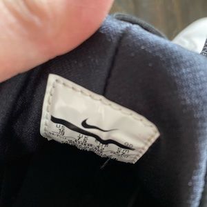 Women’s Nike Air Hurache size 10. Like new.